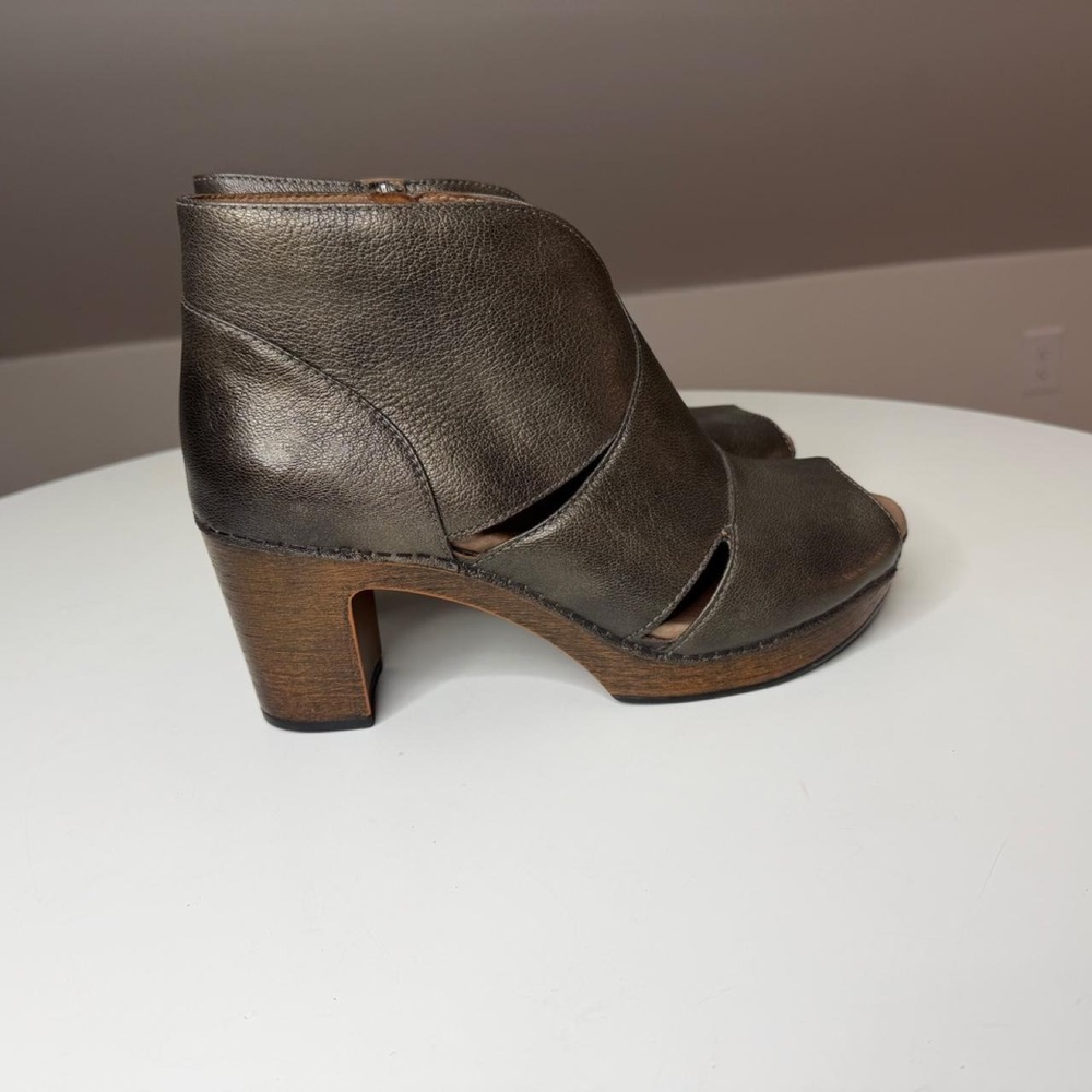 Dansko Metallic Bronze Leather Peep Toe Booties Chunky heels Fall Indie sleaze